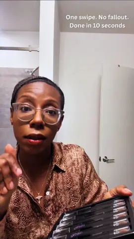 One swipe, one finger — and I’m out the door. No brushes. No fallout. Just 10-second glam. My lazy girl eyeshadow hack 👩🏾‍⚕️ #BusyGirlBeauty #MakeupForBeginners #EyeshadowHack #TikTokBeautyFind