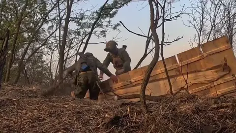 Russian Armed Forces Msta-B 152-mm howitzer targeting  Ukrainian vehicle on the right bank of the Dnieper in the Kherson region. #Russia🇷🇺 #RussianFederation #RussianArmedForces #RussianGroundForces #ArmedForcesOfRussia #MstaB #152mmHowtizer 