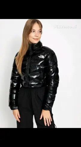 🧥 The North Face Rusta 2.0 Synth Ins Puffer Jacket – Women’s (2025 รุ่นใหม่) ✨ รุ่นอัปเกรด! สไตล์เรโทรในลุคโมเดิร์น 📌 มีให้เลือก 3 สีสุดเท่: 🟠 Mandarin (ส้ม) 🖤 TNF Black (ดำเงา) 🫒 Thyme (เขียวอ่อนเมทัลลิก) 📏 ไซซ์ที่มี: XS / S / M / L 💸 ราคา: 11,800 บาท 📦 พรีออเดอร์: รอของ 15–20 วัน 📩 สนใจทักได้เลย มักๆ จ้า! 🔍 รายละเอียดสินค้า: • รุ่น Rusta 2.0 เวอร์ชันใหม่ล่าสุด – สั้นพอดีตัว • ดีไซน์เงาวิ้ง ลุคสตรีทสุดแฟชั่น เหมาะกับหนาวเมืองนอก • ฟิลลิ่งเบา แต่อบอุ่นด้วย ใยสังเคราะห์รีไซเคิล 100% (Polyfill) • ด้านในบุซับในไนลอนรีไซเคิล + เคลือบกันน้ำ PFC-Free DWR • กระเป๋าซิป 2 ข้าง + กระเป๋าซิปใน • ปลายแขนปรับ Velcro ได้ + ชายเสื้อปรับได้ • แพตช์ The North Face® แบบยางด้านแขน 🔖 รหัสรุ่น: NF0A852LI0M1 / ID: 335209 📌 ของจริงคือสวยเท่ทุกสี หายากแล้วนะ!