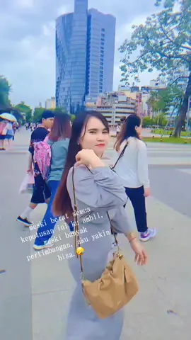 bukan laki² yg membuat ku hancur, tapi keluarga ku yg membuat ku lebur dan hampir putus asa...😪