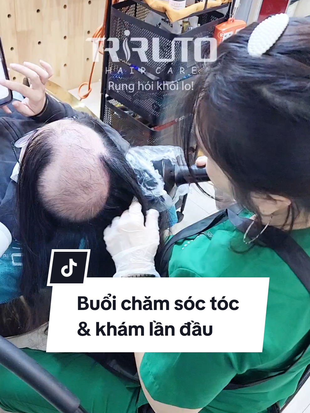 Khám tóc và da đầu, soi da đầu, khám rụng tóc hói đầu, buổi trải nghiệm đầu tiên như thế nào? Bên mình làm dịch vụ chăm sóc tóc và da đầu. Bên mình không làm dịch vụ khám. Khám và theo dõi tình trạng là miễn phí dành cho khách đến chăm sóc tóc.  Tầm 4 buổi hoặc 1 tháng mình kiểm tra da đầu và tóc lại 1 lần. Phí chăm sóc tóc và da đầu từ 300k-1,5tr/buổi (tùy tình trạng). Buổi đầu tiên trải nghiệm dịch vụ giá 500k (Sinh viên dưới 23t là 300k) nếu có theo dõi kênh tiktok/fb/ytb. Cùng khám phá xem buổi đầu tiên như thế nào nhé! #khamtoc #khamdadau #trirungtoc #trihoidau #triruto #trirutohaircare #runghoikhoilo 