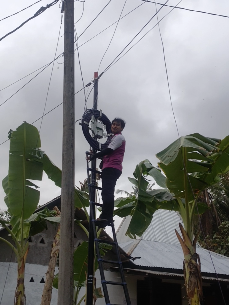 Memantau paman @fharddd_ sedang mengerjakan tugasnya.  #lanangejagat #wifi #myrepublic #internet #router #fyp 