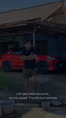 Tiga kesibukan, satu tujuan: membangun mimpi✨ Sobat kakandangfarm, izinkan aku berbagi momen dan perjuangan anak muda yang memilih jalan berbeda. Meskipun bergelar sarjana, aku memilih merintis usaha kecil yang mungkin tak banyak dilirik orang. Ada yang bilang “ngapain susah-susah jadi sarjana kalo ujung2nya cuman berdagang, dan jadi peternak?” tapi bagiku, selama halal, bermakna, dan bermanfaat, itu layak diperjuangkan. Alhamdulillah, aku punya pasangan dan keluarga yang bukan hanya mendukung, tapi juga percaya penuh. Tidak menuntut untuk segera kerja di kantor, tapi justru mendorongku untuk membangun usaha dari nol.  Dan ini bentuk nyata kepercayaan calon mertuaku kepadaku—mereka membekali modal usaha bukan setelah menikah, tapi sebelum menikah. Modal ini jadi titik awalku merintis usaha dari sekarang. Untuk kalian yang sedang berjuang, jangan kecil hati. Jalan kita mungkin berbeda, tapi tujuan kita sama: menjemput masa depan yang kita impikan.                            #usahamuda #merintisusaha #anakmudaberkarya #pedagang #peternakmuda #pejuangmasadepan #ternaklele 