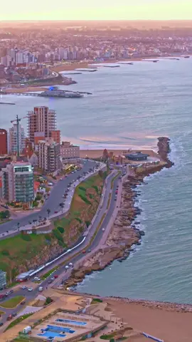 Hacia Punta Piedras, el Torreón del Monje y el muelle.  . #mardelplata #argentina #vuelo #dron #costa #playa #atardecer #sunset  . @Turismo Mar del Plata @Mar del Plata, Argentina @turismoargentina 
