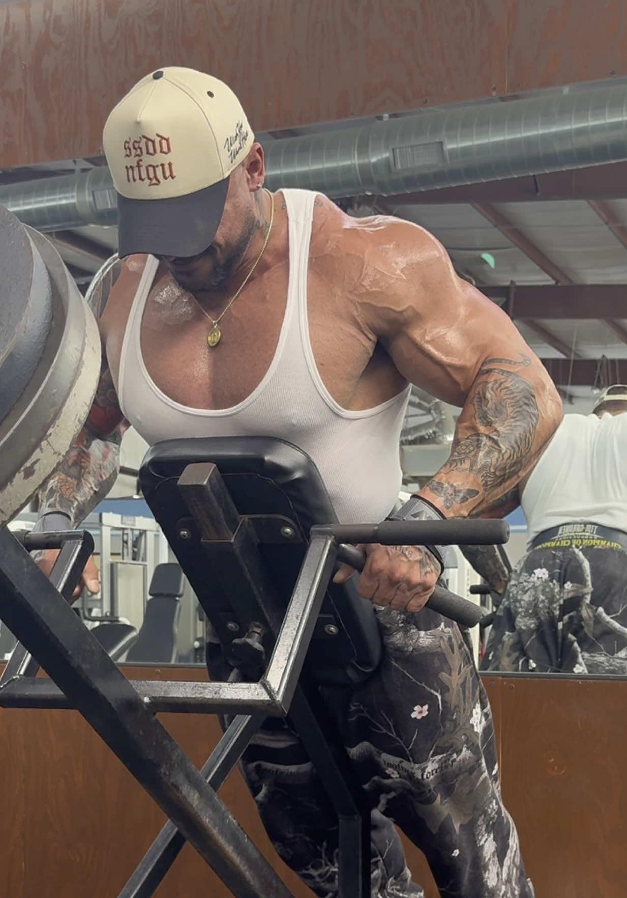 Come and do  some chest supported T-bar rows W me at @IconicGymHTX  - - - - - #MaxOutMode #darcsport #nfgu #ssdd #wolves #fyp #explorepage #bodybuilding #GymTok #fitlife 