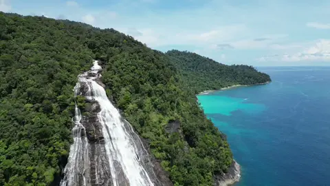 A rare beauty of Sumatra, magic happens at mursala waterfall-Sibolga. Not all waterfalls end in rivers… choose the ocean, when the cliffs weep into the ocean, and the ocean listens #mursala #mursalaisland #sibolga #airterjun #airterjunmursala 