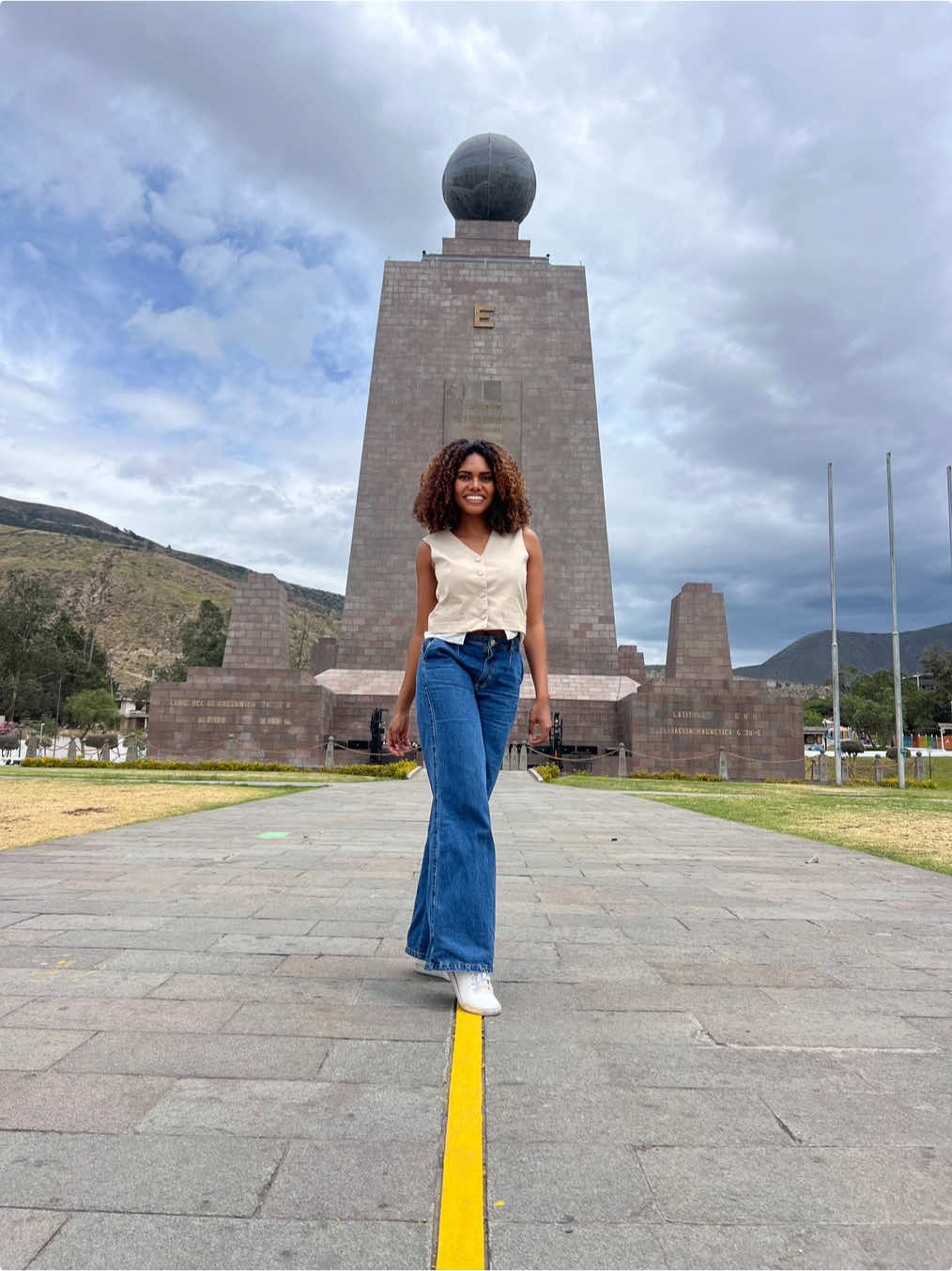 Si tienes solo un día en Quito, estos son los lugares que no te puedes perder 🇪🇨✨ 📍 Centro Histórico – Iglesias, calles coloniales y la Basílica del Voto Nacional. 🌋 Cráter de Pululahua – Uno de los pocos cráteres habitados en el mundo. 🗺️ Mitad del Mundo – La foto obligatoria cruzando de hemisferio. 🚡 Teleférico y Mirador de los Volcanes – Vistas infinitas y columpio panorámico. 🌳 Parque La Carolina – Perfecto para relajarte antes de comer o ir de compras. 💡 Tip: Lleva abrigo para el teleférico y zapatos cómodos para caminar. Quito es perfecta para combinar historia, aventura y paisajes de ensueño. ¿Ya la visitaste?