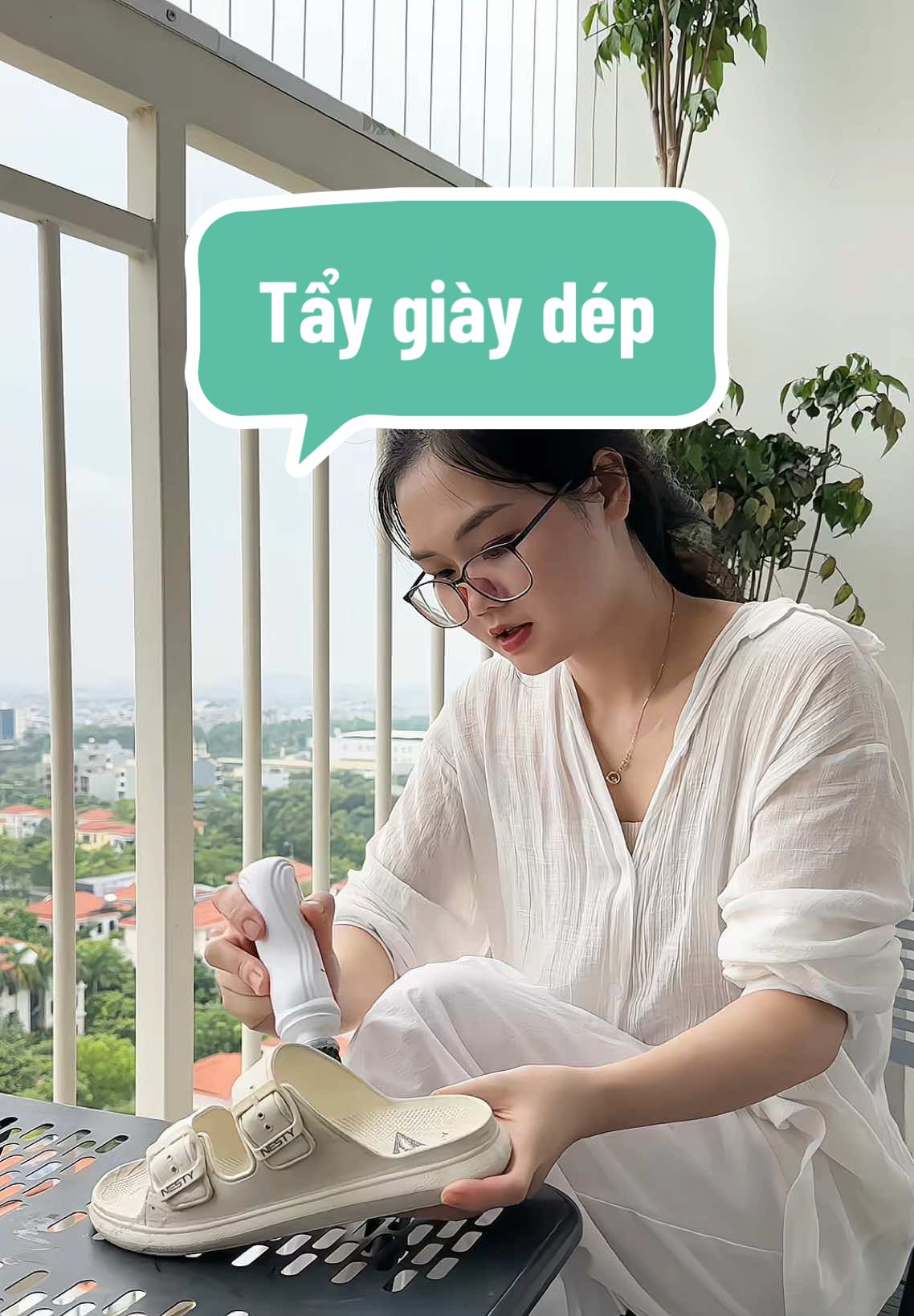 Tánh lười thích đi giày dép trắng thì thủ sẵn chai này nha các bác, tiện phết #metayreview #taytranggiaydep #taytranggiay #taygiay 