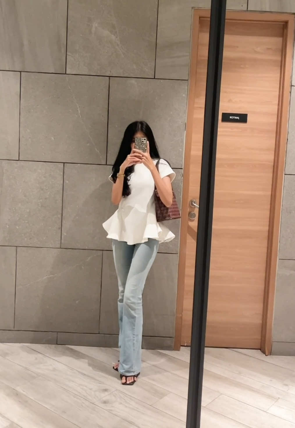 Ga pede pake putih tapi modelnya lucu bgt 🥹 #outfitinspo #outfitideas #outfit #OOTD #peplumtop 