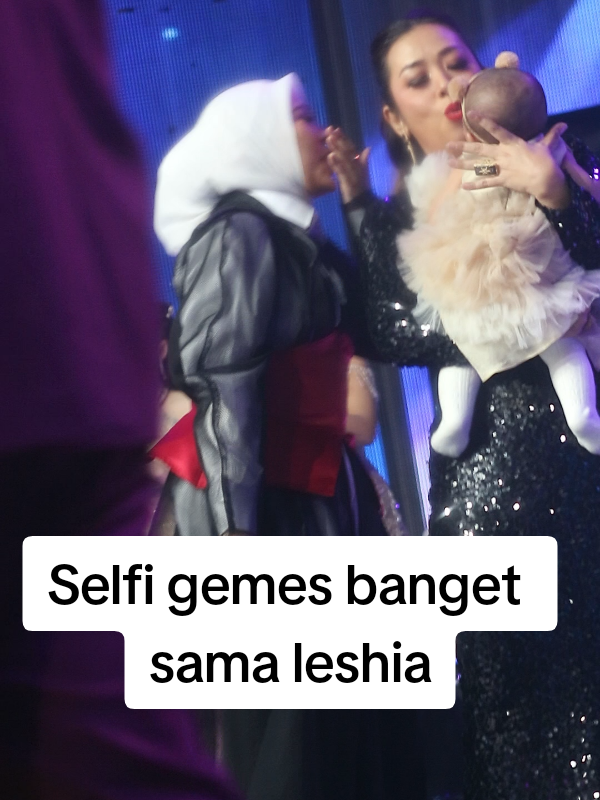 Selfi gemes banget sama leshia 