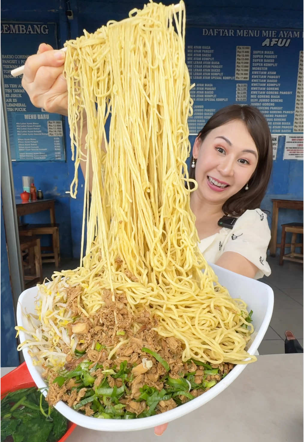 Gak masuk akal sih , porsi monster gini cuma 27rb aja …. Gak boleh share tapi yah …. Ada yang bisa habisin gak yah …  #sibungbung #kulinerviral #mukbang #reviewmakanan 