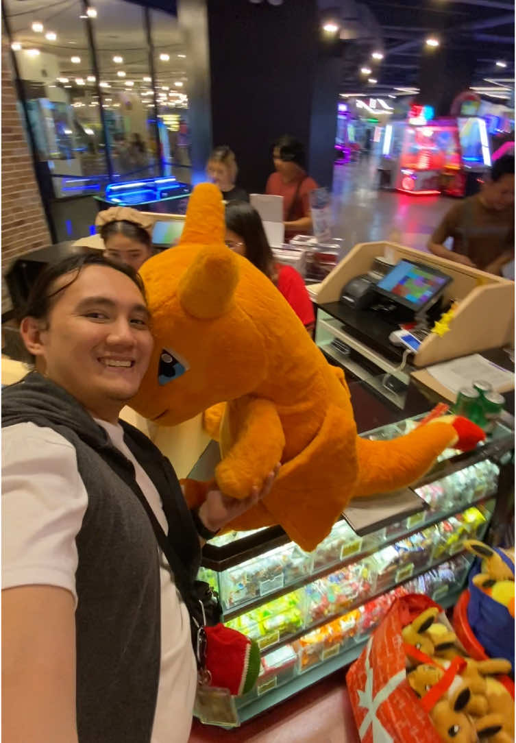 AHHHH GIANT CHARIZARD CHIBI 😍 #claw #clawmachine #clawmachinewin #clawmachines #arcade #crane #cranegame #shorts #reels #tomsworld #quantum #timezone #viral #timezoneph #pokemon #charizard #gottacatchemall #giant #plushie #pokemontiktok 