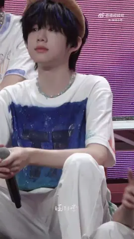 it looks like he is about to cry🥹🥹 @⋆˚࿔ 陈奕恒-Jonathan 𝜗𝜚˚⋆ #chenyiheng_陈奕恒 #tfconcert2025 #tffamily_4th_generation #tffamily #foryou #foryoupage #fypp 