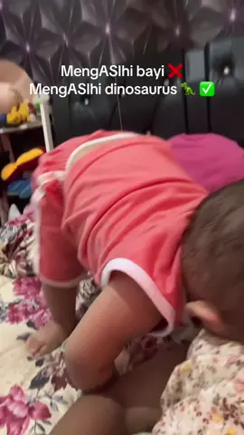 Gimana badan ngak kayak orang dipukulin😭 dia yang nyusu emaknya yang di gencet😢#promomakanmerdeka #fyp #todler #bayi #aktif 