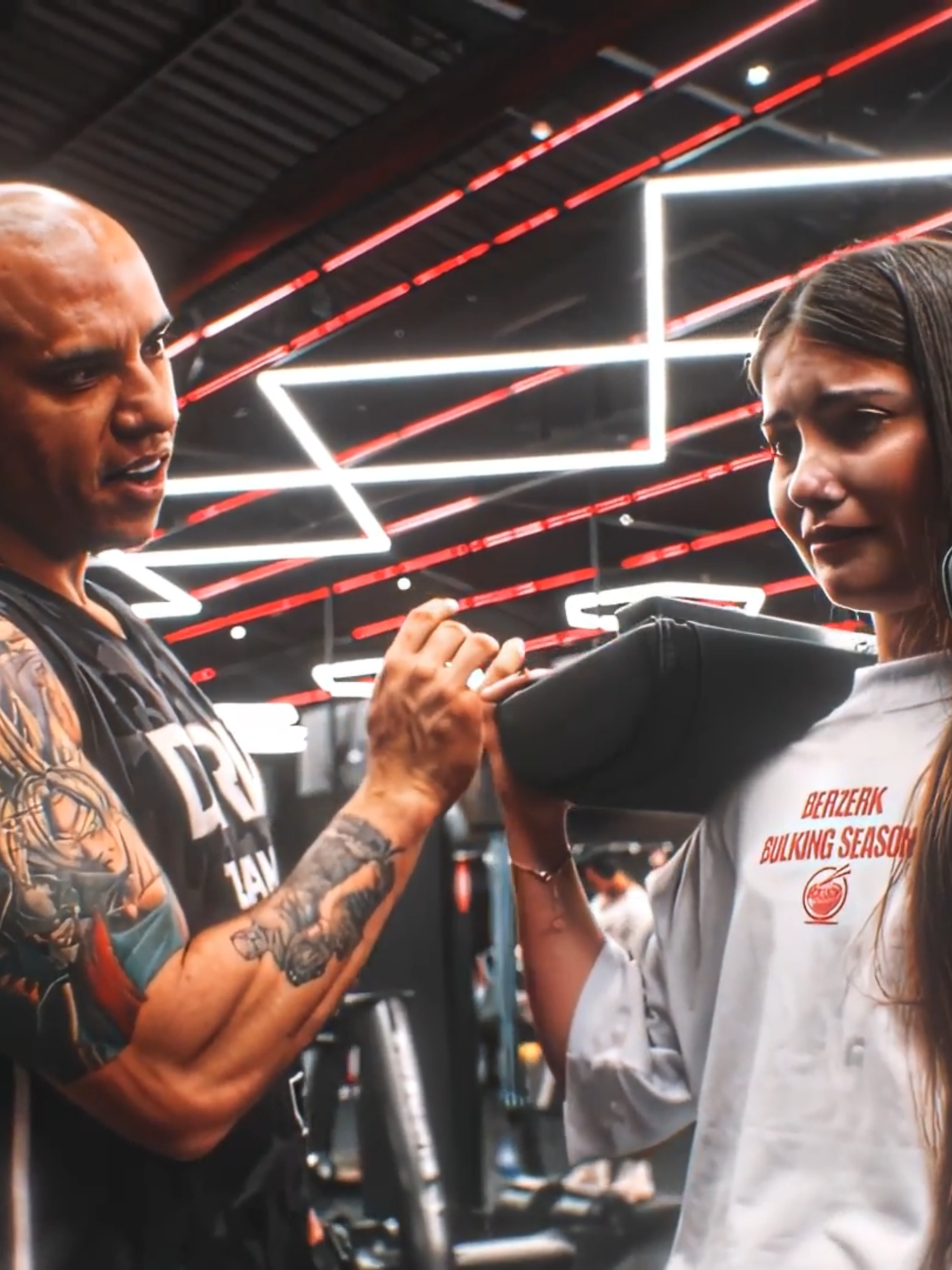 O DIA Q O CARLÃO FEZ A SOPHIA CHORA PQ FICOU FALANDO DE UNHA NO MEIO DO TREINO #academiamotivação #CARREGANDOPESO #carlaopersonal #CHORANDO #academia #fatality #fyyyyyyyyyyyyyyyy