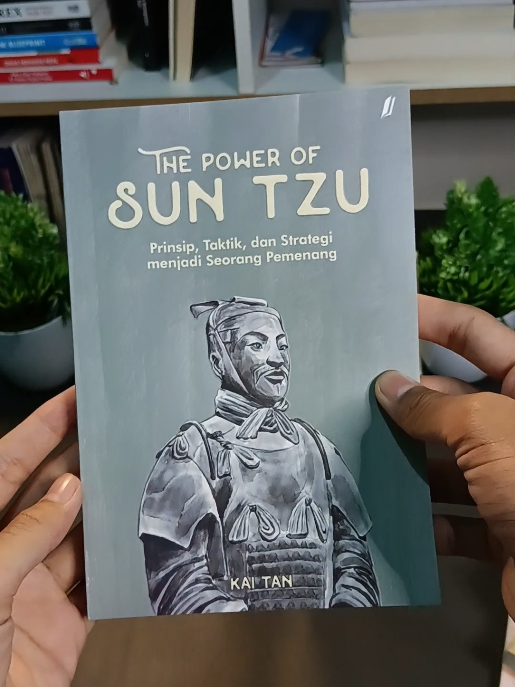 Menang itu bukan soal siapa yang paling kuat, tapi siapa yang paling cerdas nyusun langkah. 💡 Buku The Power of Sun Tzu karya Kai Tan ngajarin lo strategi ribuan tahun yang masih relevan buat bisnis, kerjaan, bahkan kehidupan sehari-hari. Lo bakal belajar cara baca situasi, manfaatin peluang, dan bikin keputusan yang bikin orang lain cuma bisa bilang… ‘Kok dia bisa kepikiran gitu, ya?’ 🤯 Nggak ribet, praktis, dan gampang dipraktekin. Cocok buat lo yang mau selalu selangkah di depan. 🔥 Klik keranjang kuning di bawah, dan mulai jadi master strategi di dunia nyata! #ThePowerOfSunTzu #BukuRekomendasi #BukuMotivasi #BukuStrategi #KaiTan #BelajarStrategi #SunTzu 