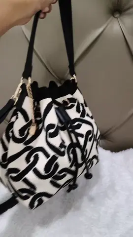 Tas terbaru dari brand zevia tas selempang bahu wanita kekinian yang mau order di keranjang kuning #taswanita #tasbahu #tasbahuwanita #shoulderbagwanita #tasselempangwanita #selempangwanita #tasserut 
