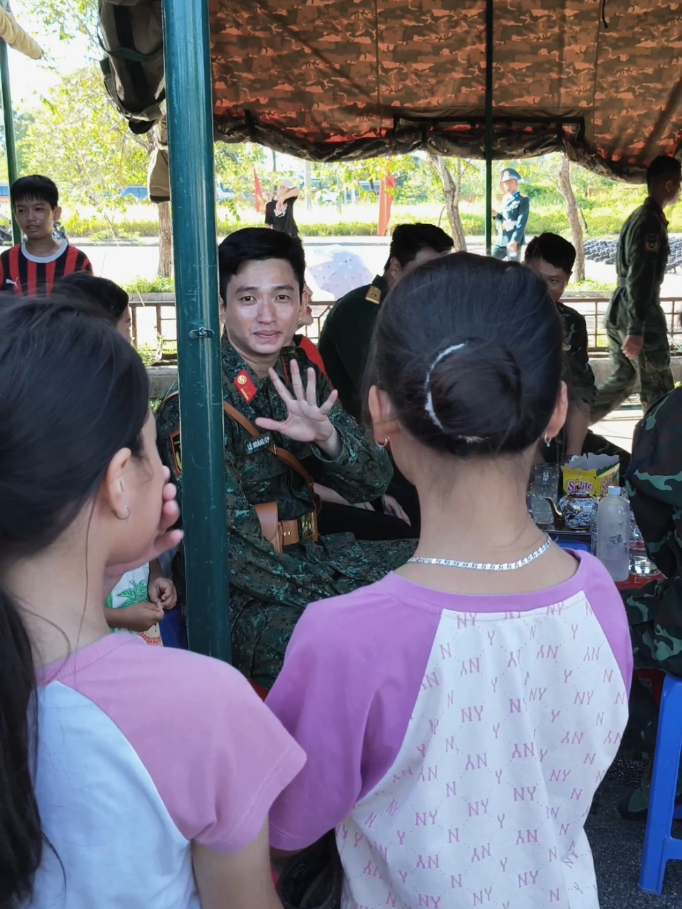 9/8: Lần thứ 5 gặp đ/c.  Nhưng chưa có tấm ảnh nào chụp cùng đ/c🤣 Chắc chờ tới lần thứ 10. Chị nhất định sẽ tới xin đ/c chụp 1 tấm hình làm kỉ niệm 10 lần gặp đ/c😁😁🤣 +1 máy lia cam đỉnh chóp luôn rồi kìa, thấy chị cầm điện thoại quay, dù chị quay trong im lặng và không nói ko gọi câu gì, vẫn xoè cái tay chào rùi gật gật😀 #lehoanghiep #viralvideos #xuhuong #CapCut #tcdt #langvanhoa54dantoc #yppppppppppppppppppppppp 