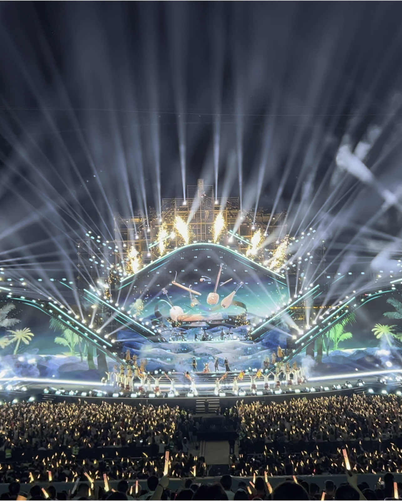 Bài ca đất phương nam của Phương Mỹ Chi đã tai, đã mắt tại Vconcert Rạng Rỡ Việt Nam. Đèn chiếu soi tới tiền kiếp nha mấy bác 😆 #phuongmychi #vconcertrangrovietnam #vconcert #pmc 