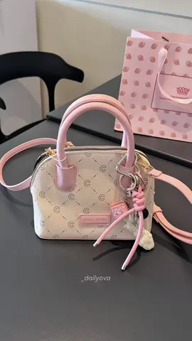 Cantik bangett kadonya pink🎀༘ #taswanita #coraldaisy #pinkbag #tascewek #kadocewek #giftideas #handbag #slingbag #rekomendasitas 