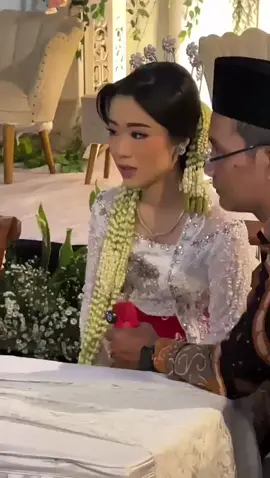 pernikahan dua negara.. kami selaku wo kharisma wedding mengucapkan   terimakasih atas kerjasamanya  mua @sofipandanarum fg @smilecreative2 #makeupmua #dekorpelamin #dekorasiwedding #makeupwisuda #makepengantin   