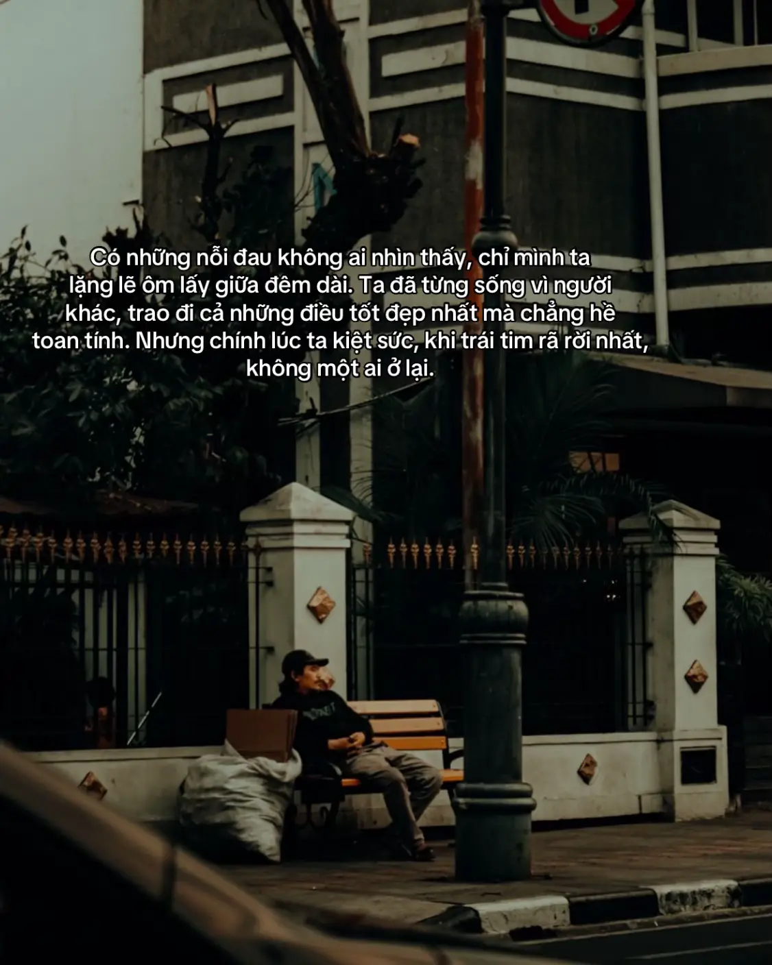 Có những nỗi đau không ai nhìn thấy, chỉ mình ta lặng lẽ ôm lấy giữa đêm dài. Ta đã từng sống vì người khác, trao đi cả những điều tốt đẹp nhất mà chẳng hề toan tính. Nhưng chính lúc ta kiệt sức, khi trái tim rã rời nhất, không một ai ở lại#stt_buồn_tâm_trạng #cuocsong #xuhướng 