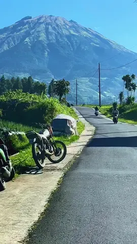 Kalau kesini jgn di atas jam 10 biar dapat view yg si indah ini…#mtsumbing3371mdpl #magelang24jam #tiktokviral #trending #explorer #sukomakmur #viral 