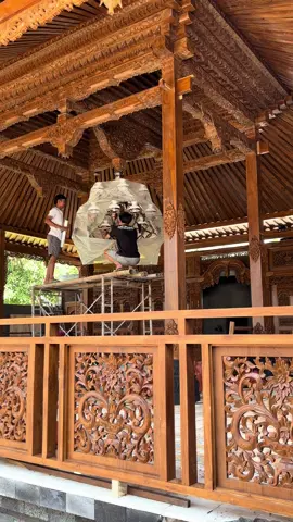 Instalasi pendopo tiang utama 20 dengan luas bangunan 9x10m pondasi, buat jenengan jika ingin pesan rumah adat Jawa bisa hubungi kami dm/wa #rumahjoglo #pendopo #kayujati #joglo #jati #rumahkayu #pendopojoglo #joglojati #ukir 