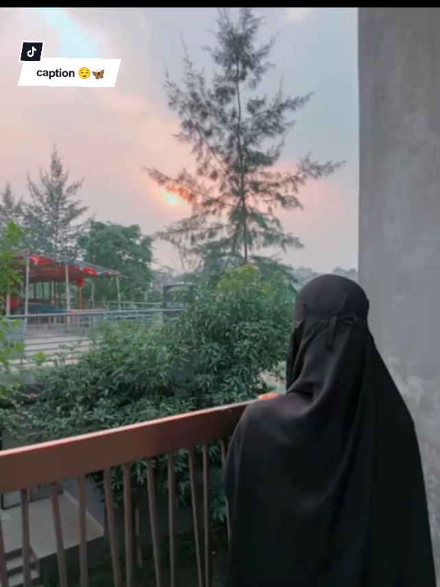 আমাদের গল্প শুরু হয়েছিল এক অদৃশ্য স্পর্শে— যেখানে মুখোমুখি দেখা হয়নি কখনো, কথা হয়নি কোনো। তবু সেই অদৃশ্য ছোঁয়া ছড়িয়ে গিয়েছিলো আমার মনের এক গভীর কোণে, যা ছিল এক অতিথি পাখির মতো, হঠাৎ এসে আমার জীবনে বাসা বেঁধে, অচেনা ভালোবাসার গন্ধ ছড়িয়ে দিয়ে, বিনা কথায়, বিনা সাক্ষাৎকারে, শুধু অনুভূতিতে বাসা বাঁধল। ভালোবাসা যে শুধুই চোখের দেখা নয়, তুমি হয়তো বিশ্বাস করো না, কিন্তু না বলা কথার মধ্যে থেকেও জন্ম নেয় প্রেম, একটি অনুভূতি যা শব্দের চেয়ে বড়, একটি নদী যার স্রোত চলে নিঃশব্দ, আমার হৃদয়ের ভেতর, গভীর থেকে গভীরে, যেমন বয়ে চলে ধীরে ধীরে এক অদৃশ্য স্রোত। তুমি ছিলে সেই অদৃশ্য স্রোতের তীরে বসবাস করা সেই অতিথি পাখি, যে কখনো আমার সামনে এসে বসেনি, কথা বলেনি, শুধু ছিল তোমার অস্তিত্বের ছোঁয়া, যা আমার বুকে বাজতো এক অনশ্বর সুরের মতো। তুমি চলে গেলে, সেই সুরটা থেমে যায়নি, বুকের একাকীত্বে বেজে ওঠে তোমার অনুপস্থিতির ব্যথা, যা মাঝে মাঝে আমাকে বিষণ্ণ করে তোলে। আমি চেষ্টা করেছি নিজেকে বদলাতে, পুরোনো আমি আর নতুন আমি—দুইয়ের মাঝে এক লড়াই, যেখানে পুরানো স্মৃতি প্রতিনিয়ত ফিরে আসে, আর নতুন জীবনের স্বপ্ন আমাকে টানতে চায়। কিন্তু তোমার স্মৃতি, সেই অতিথি পাখির মতো, ভালোবাসার নীরব সুর হয়ে আমার হৃদয়ে গেঁথে আছে, যা ভাঙ্গার নয়, মুছার নয়, শুধু থাকে অবিচল। আমি আজও তোমাকে সামনে দেখি না, কথা বলি না, তবু ভালোবাসা থেকে যায় মনের গভীরে, একটি নিঃশব্দ প্রত্যাশায়, একটি অদৃশ্য অপেক্ষায়, যা হয়তো আর কোনোদিন পূর্ণ হবে না। আর আমি এখন অপেক্ষায় নেই, এই উপলব্ধি হয়েছিলো বহু আগে। কারণ তুমি—আমার অতিথি পাখি, একদিন উড়ে যাবে অন্য খাঁচায়, অন্য আকাশে, সেই খাঁচা যেখানে আমি পৌঁছাতে পারব না, সেই আকাশ যেখানে আমার ছোঁয়া পৌছাবে না। আর আমি তখন হয়ে যাবো দূরের এক ছায়া, এক দূরবর্তী পাখি, যে হারিয়ে গেছে সময়ের পাড়ে, যা আর ফিরে আসতে পারবে না। যদি কখনো তুমি ফিরে আসার চেষ্টা করো, সে দিন আর পারবে না, কারণ আমি তখন আর এখানে থাকবো না।অতীতের মায়া ভুলে গেছি, আর তুমি থাকবে শুধু দূরের মেঘের মতো, যা আমার আকাশে ছড়িয়ে যায়, কিন্তু আর ছোঁয়া যায় না। আমাদের ভালোবাসার গল্প হয়তো এতেই শেষ, একটি অদৃশ্য স্পর্শের গল্প, যা কখনো মুখোমুখি হয়নি, কথা বলেনি, তবু হৃদয়ের এক গভীর কোণে থেকে গেছে চিরদিনের স্বাক্ষর। #foryou 