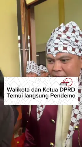 Maimin malah Gagal Fokus sama Mahasiswa yg teriak2 di akhir video.. Jaman maimin masih jd BEM perasaan nggak gitu gitu amat masih ada adab deh teriak2 juga… Demo di gelar HMI saat acara Sidang Paripurna memperingati hari jadi Kota Serang Ke 18 di DPRD kota serang #serang24jam #kotaserang #infoserang #pemkotserang #serangbanten #serang #banten #demomahasiswa 