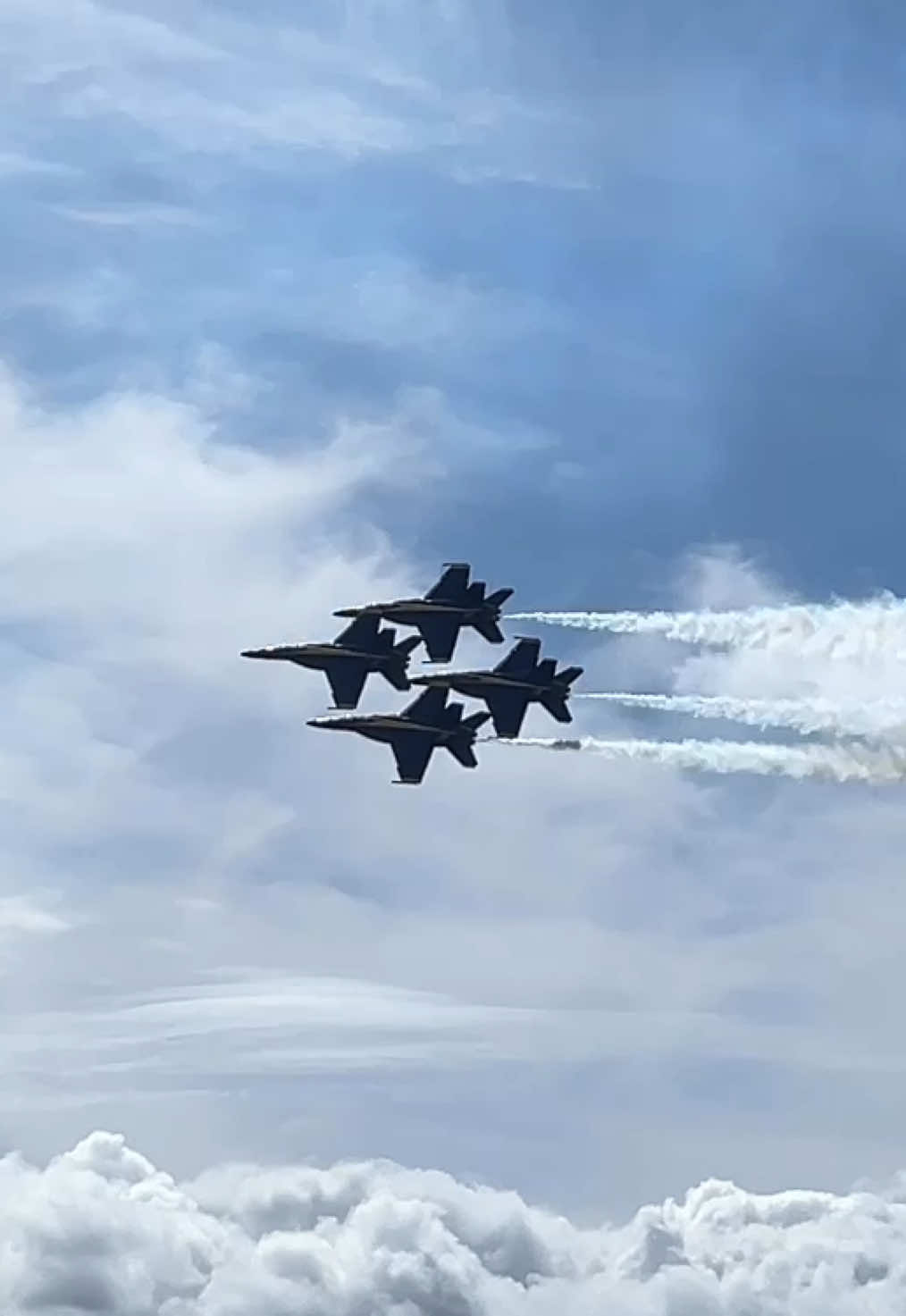 Today was fun. 🤩 #kaneohebayairshow #kaneohemarinecorebase #hawaiiairforce #hawaiinationalguard #hawaiinavy #navyblueangels 