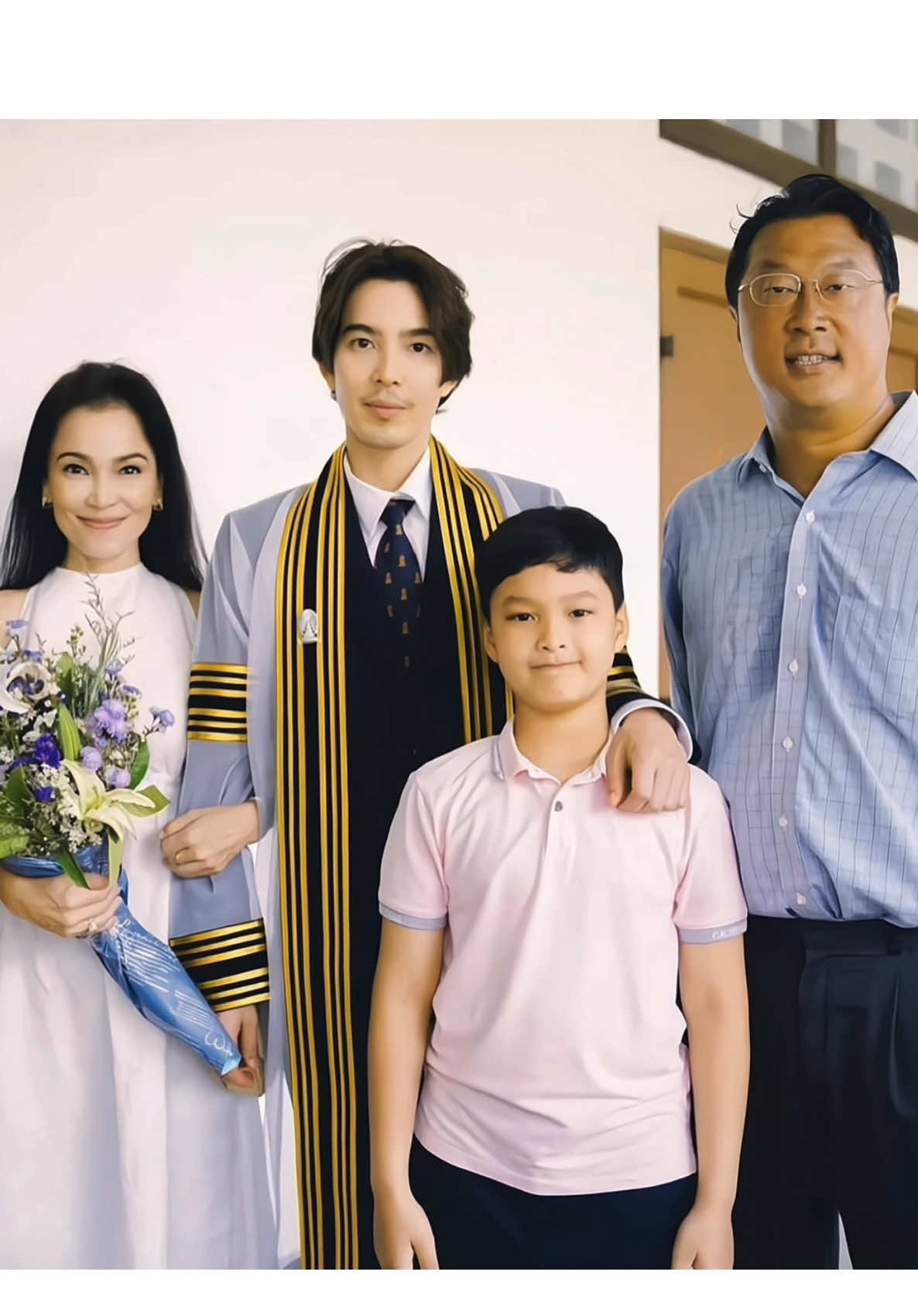 พี่จี๋จบ ป.โท จุฬา ฯ (เด็กจุฬา ฯ หน้าตาดี) คุณแม่พี่จี๋สวยจัง🥰 พี่หมี🐻‍❄️จี๋สุทธิรักษ์♥️sutthirak ที่แปลว่า สุดที่รัก♥️ Cr.nineentertain #เทรนด์วันนี้ #สุทธิรักษ์ทรัพย์วิจิตร #geesutthirak #จี๋สุทธิรักษ์ #จี๋สุดที่รัก #STR #รักที่สุดสุดที่รัก 