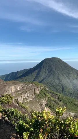 Gunung gede tanggal 10 agustus 2025 terpantau sangat cerah🫡 #gununggede #gununggedepangrango 