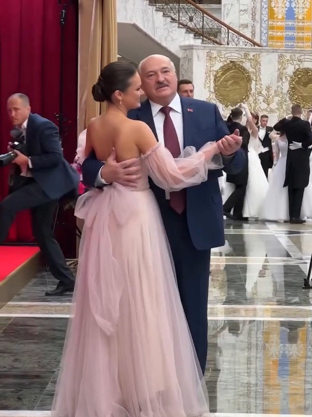 Девушки для балов и сопровождения Лукашенко в поездках за границу в брендах на десятки тысяч долларов. Владлена Зайцева — одна из многих, кто танцует на балах и, неожиданно, работает в администрации президента. Догадайтесь, откуда деньги на бренды, недвижимость и поездки. #foryoupage❤️❤️  #trendingvideo #Беларусь #минск #новости