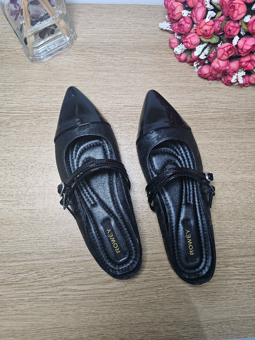 Nggak cuma enak dipakai, tapi juga enak dilihat, Comfort meets Style, Kaki happy, outfit on point. Rowey slip on FTW! #CapCut #rowey #stylish #sendalwanita 