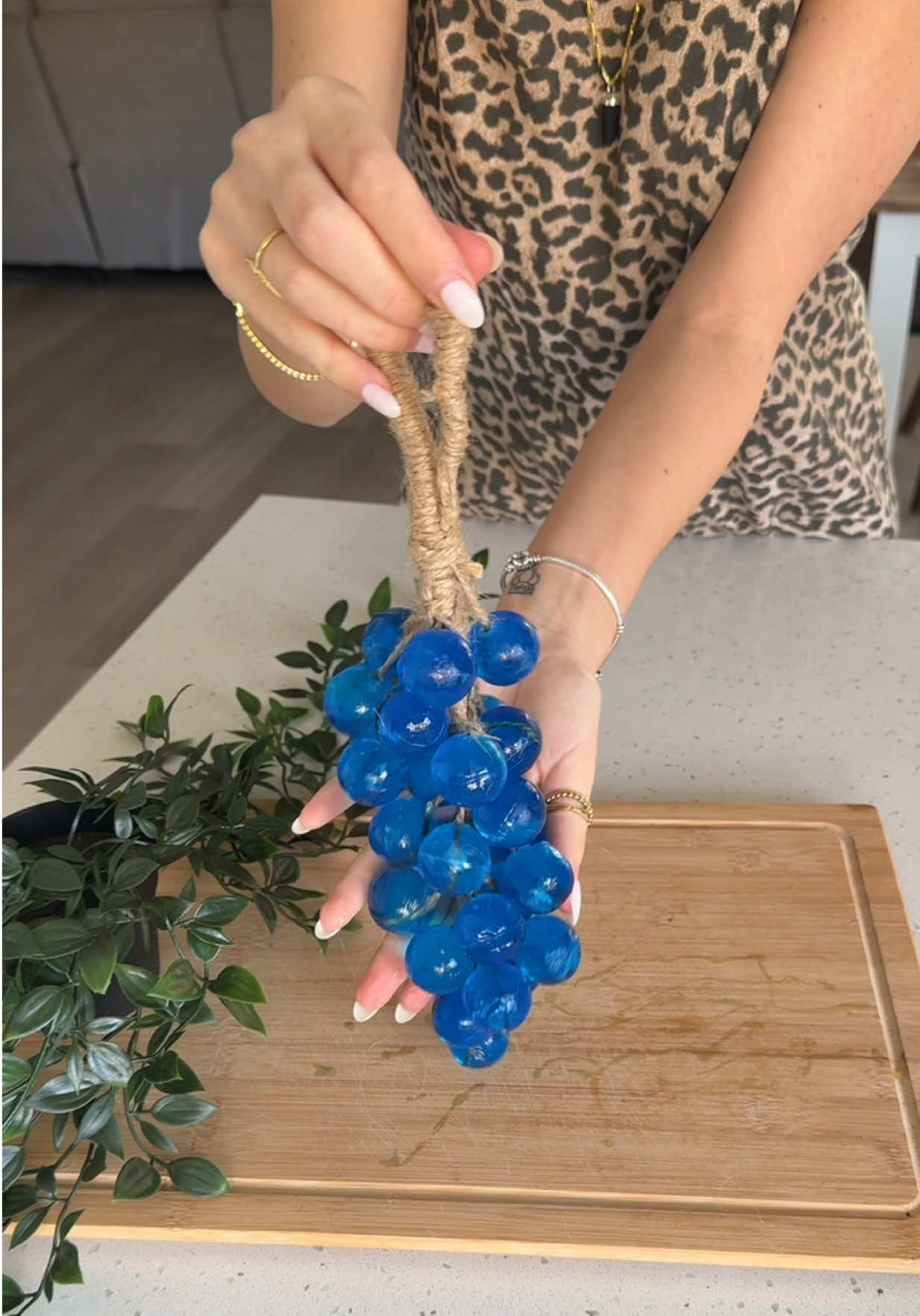 ✨ Savon artisanal en grappes de raisin bleu 🍇💙 Et vous, vous l’utiliseriez ou vous le garderiez juste pour décorer ? 🤔💬😉 #savonartisanal #handmadesoap #savonfaitmain #soap #soapdesign 