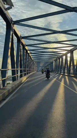 jembatan tol kapuas 1 + sunrise adalah combo yg sangat epic🔥☀️😉 #jembatantolpontianak #jembatantolkapuas #pontianakkalimantanbarat #jembatankapuas #fyp #foryoupage #pontianakinformasi #pontianaktiktok #pontianakviral #pontianakkalimantanbarat 