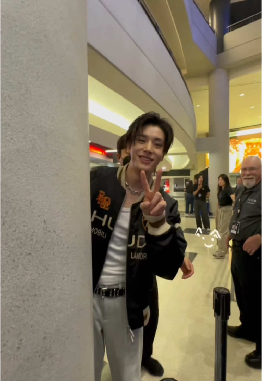 A little more context in the first clip: apparently little before Jake came, op was standing alone behind a pillar, and the staff member and op couldn’t stop laughing as they looked at each other over the funny situation. So when Jake came the staff memeber told Jake where op was so the engene could an interaction  #enhypen #enhypenedit #enhypenengene #enhypenfyp #enhypenedits #enha #enhypen_belift 