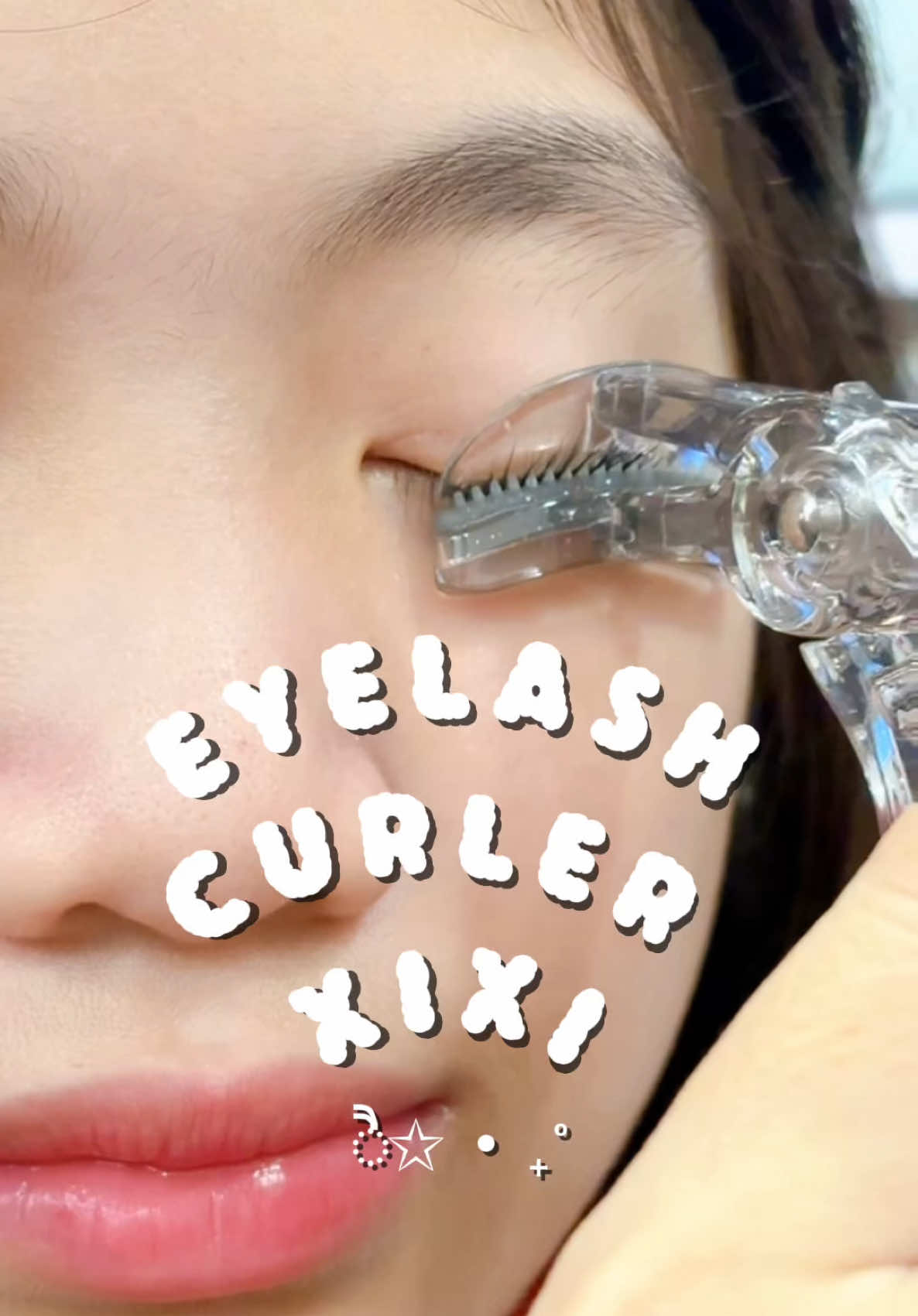 ✧˚ · .  Get perfectly curled lashes with Xixi eyelash curler ! Unique curvature fits snugly around the eyes, making it easy to pick up naturally curled eyelashes and achieve long-lasting shaping, instantly making the eyes lively and lively ! ˚ ༘♡ ⋆｡˚ #eyelash #xixi #eyelashcurler #makeuptool #beautytool #xixieyelashcurler #xixieyelash #createtowin