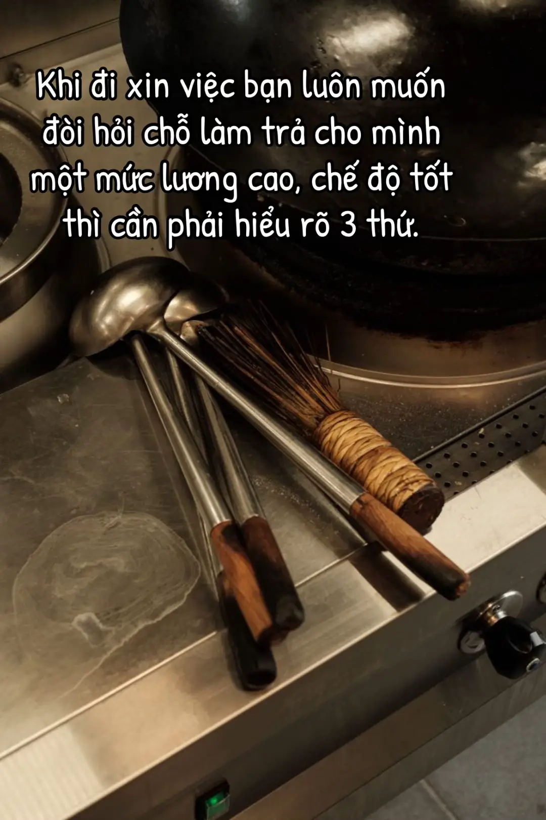Khi đi xin việc bạn luôn muốn đòi hỏi chỗ làm trả cho mình một mức lương cao, chế độ tốt thì cần phải hiểu rõ 3 thứ. - Thứ nhất, đó là thời gian làm việc. Một mức lương cao sẽ đồng nghĩa với công sức mà bạn phải bỏ ra sẽ nhiều hơn, sẽ phải làm nhiều tiếng đồng hồ liên tục thời gian nghĩ ngơi ít lại. Nôn na dễ hiểu là phải chịu cày, để đổi lấy đồng tiền. - Thứ 2, cái này mình gặp khá nhiều trong môi trường làm bếp, đó là đi bợ đít bếp trưởng, chỉ cần giỏi ngoại giao, biết cách lươn lẹo lấy lòng cấp trên thì có thể trình độ tay nghề kém hơn người khác, nhưng cấp bậc lại cao hơn đồng nghĩa với mức lương cũng cao hơn nhiều so với người khác trong bếp. - Cái thứ 3, là thứ mình đang theo đuổi nó. Đó chính là tay nghề, mình được trả lương cao bởi trình độ mình giỏi, mình làm được việc cho người khác. Và dĩ nhiên, số tiền mình nhận được là hoàn toàn xứng đáng và không thấy hỗ thẹn với bản thân và với nghề. Mình biết kỉ năng mình còn đang yếu thì mình khắc phục nó bằng cách đối diện làm công việc đó nhiều hơn làm đến khi nào cho giỏi bằng thôi, kiến thức còn hạn hẹp thì bổ sung thêm qua sách, qua internet. Chả có ai bẩm sinh ra là tài giỏi, thái độ làm nghề mới là thứ quyết định tất cả. Dù cho mọi thứ thay đổi có mất đi hết tất cả thì nếu như có kiến thức, còn kĩ năng thì chả sợ gì hết. Mình chả có phe cánh, cũng chả là lính của ai, mình là ngừoi hiền lành nhưng thẳn thắn đúng thì đúng mà sai thì sai, mình muốn được là mình, được tự do tự tại, một đầu bếp sẵn sàng nhận lỗi khi làm sai, chịu lắng nghe để trưởng thành, không phải vì một ai khác mà sẵn sàng thay đổi chính kiến của bản thân. Theo đuổi con đường mà mình đã lựa chọn. Sống xứng đáng với danh nghĩa là một đầu bếp chân chính..! #cheflife #daubep #kitchen #cooking #chef #viral #daubeptre 