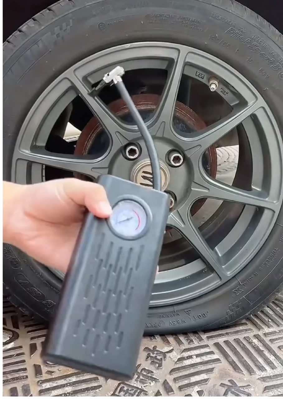 Máy bơm hơi lốp xe ô tô cầm tay.#maybomhoilopxe #maybomhoimini #phukienoto #phutungoto #oto 