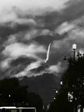 “ Nhất phiến cô chu độ thanh ba, vân khói sơn xuyên, bất vấn lai lộ. 