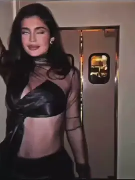 @𝓔 @💸 #kyliejenner #kyliejeemina #unshadowbanme ib:@𝒂𝒏𝒈𝒆𝒍𝒂 