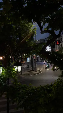 Có một khoảng tuổi 21 rất lặng. Không ôn ào như 18, cũng chưa vững vàng như 25. Tuổi 21 là khi em thấy... lớn rôi mà chẳng hề an yên. Nhưng cũng chính tuổi 21 em bắt đầu học cách sống vì chính mình. #tuoi21 #hanoi #fyp 