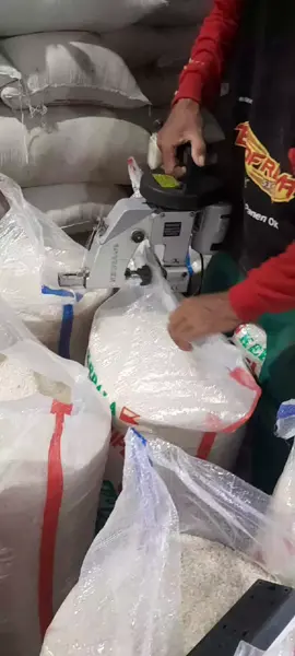 menjahit karung beras secara Manual . #petanimuda #petaniindonesia🇮🇩🇮🇩🇮🇩🌿🌿 #petanimilenial #berasbulog 