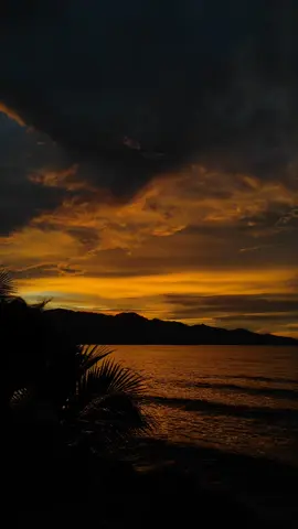 #kurir #sulbar_tiktok #sulbar #mamuju #pantai #pantaimanakarra #senjasorehari #senja #arterimamujusulawesibarat 