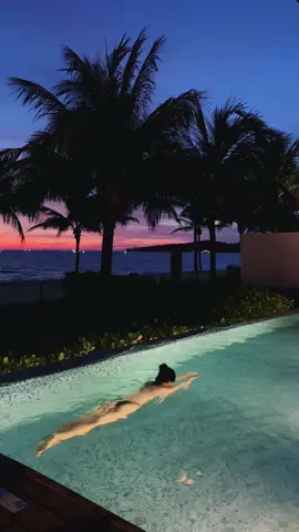 Cảnh đêm thật là đẹp 📸🏊🏻‍♀️ #beach #sunset #sunsetbeach #sunsetview #yogabeach #movenpick #movenpickvillasphuquoc #phuquocisland #trip #swimming #swimmingpool 