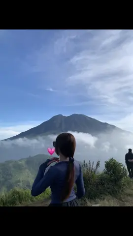 yang belakang lucu😍                                                                                                                                          #mountain #foryou #xzyabc #fypdongggggggg #harusfyp #berandatiktok #mongkrang2194mdpl #katakata #fotolive 