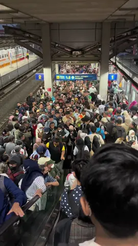 Sehat-sehat pejuang rupiah#krlcommuterline 