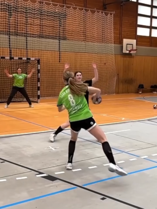 Wonder Lady player of handball, perfect timing of smashing #handballmatch #handballplayer #HandballTikTok #handballtrick #handballdefense #handballgoal #HandballLove #handballspezial #foryou #fyp 